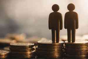 Figuren auf Münzstapel